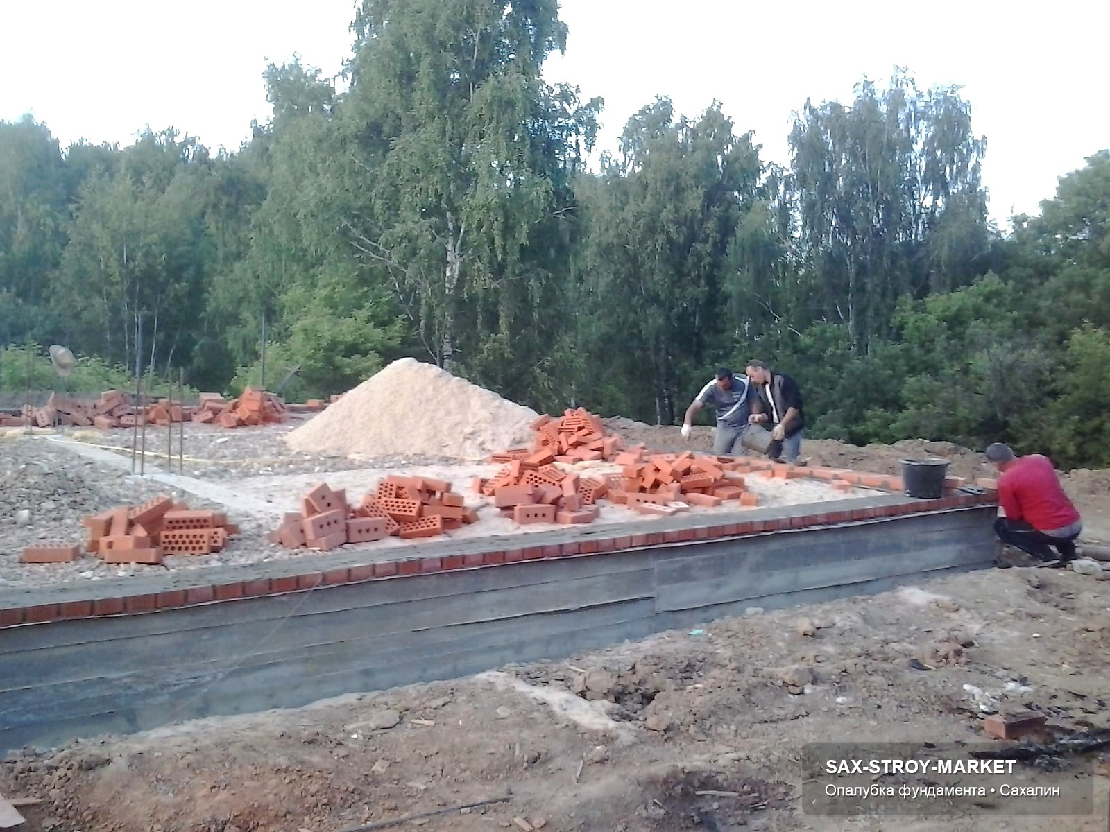 Устройство фундамента: основание под дом, этап монолитного основания — Южно-Сахалинск, Сах-Строй-Маркет