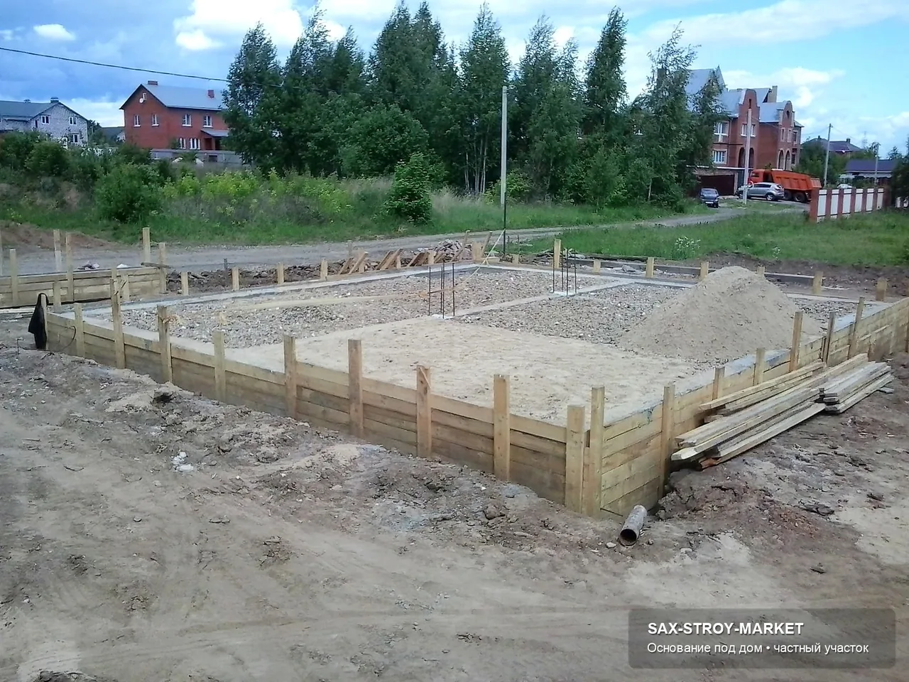 Устройство фундамента: основание под дом, этап монолитного основания — Южно-Сахалинск, Сах-Строй-Маркет