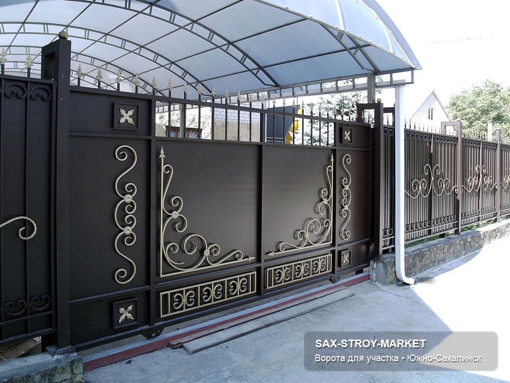 Установка ворот: ворота на участке, монтаж ворот в процессе — Южно-Сахалинск, Сах-Строй-Маркет