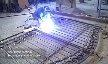 Установка ворот: ворота на участке, монтаж ворот в процессе — Южно-Сахалинск, Сах-Строй-Маркет